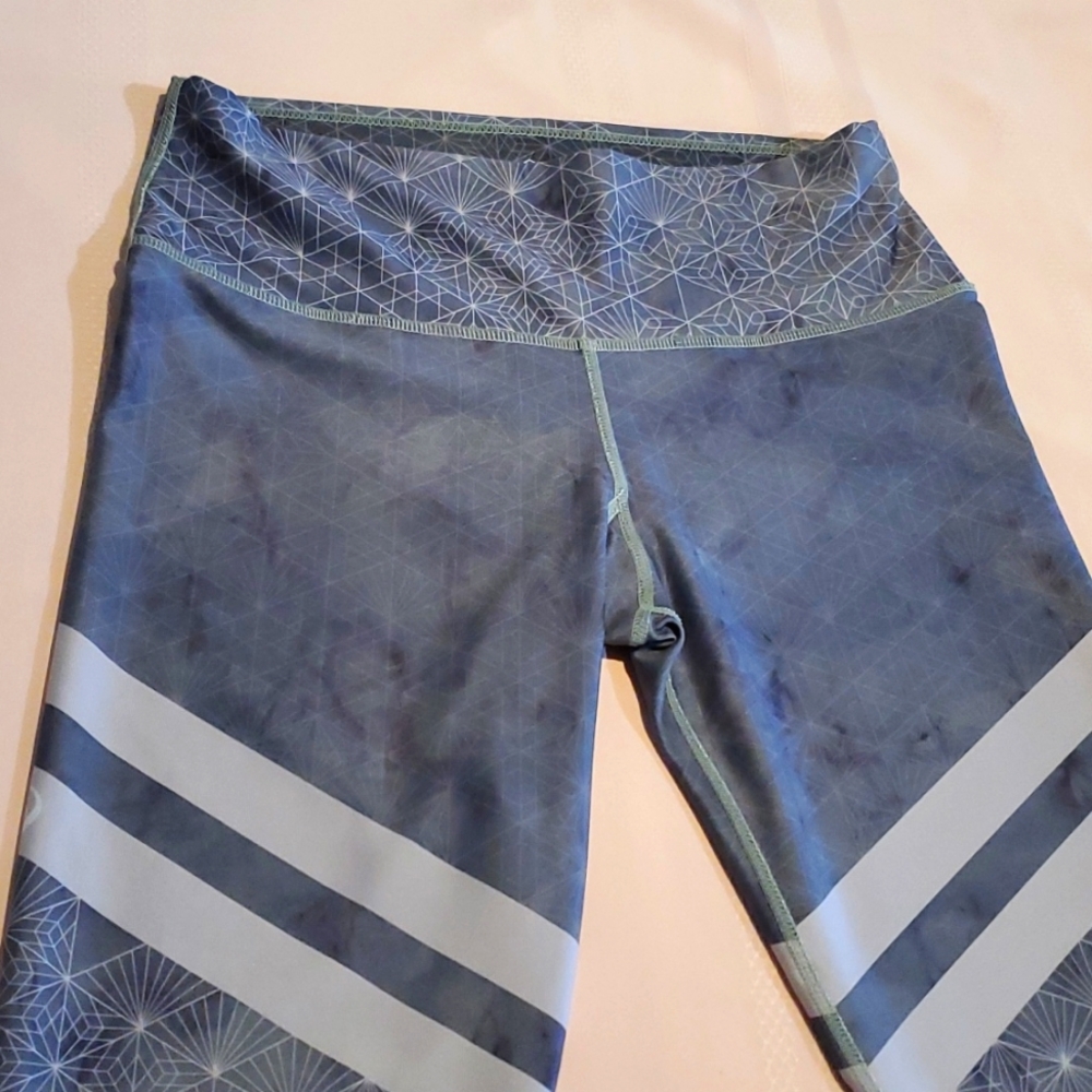 Inner Fire yoga leggings Silver Blue Grqy Stretchy With Stripe Design